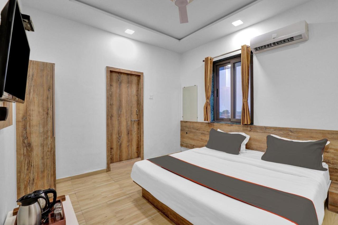 Collection O 83344 Hotel New River ราชโกฎิ ภายนอก รูปภาพ